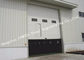 Οι βιομηχανικές πόρτες γκαράζ υψηλής ταχύτητας ανυψώνουν επάνω την πόρτα παραθυρόφυλλων κυλίνδρων με τη για τους πεζούς πύλη προμηθευτής