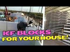 Διώροφο διαμέρισμα με μοντέρνα στέγη και εξωτερικό τοίχο και κάρπορ.